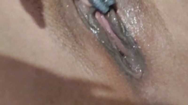 Аккуратненько ласкает пальчиками свою письку