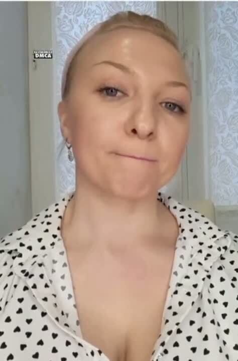 Анастасия трахает попку дилдо