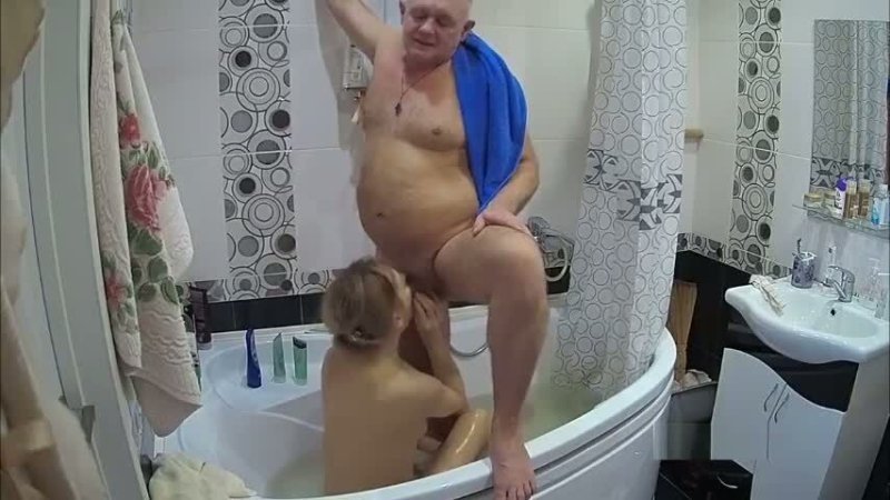 Бетти перед встречей с любовником приняла ванну с мужем