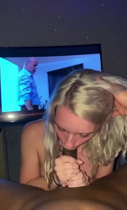 Блондинка нежно сосёт своему чёрному другу