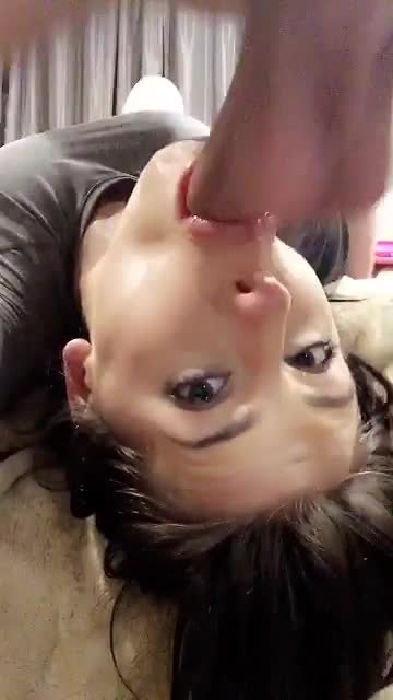 Брюнетка делает глубоктй минет лёжа на спине