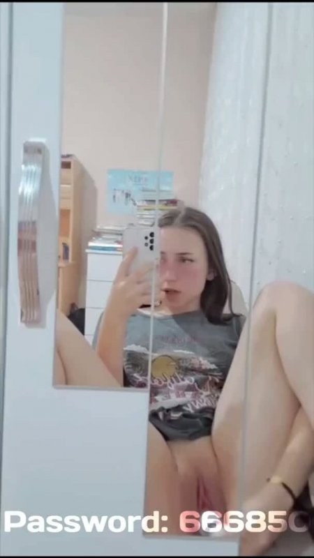 Брюнетка мастурбирует вибратором напротив зеркала