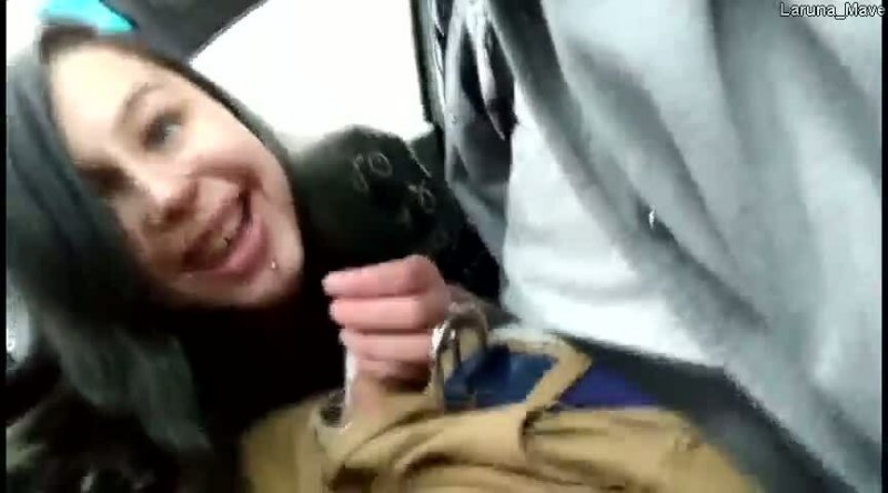 Брюнетка отсасывает водителю в машине