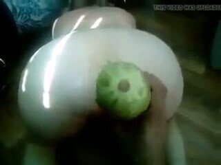 Дашина попка принимает кабачок Домашнее