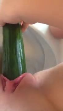 Девушка мастурбирует киску огурцом в туалете