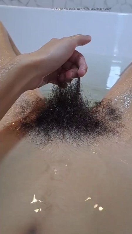 Девушка показывает из воды красивый волосатый лобок