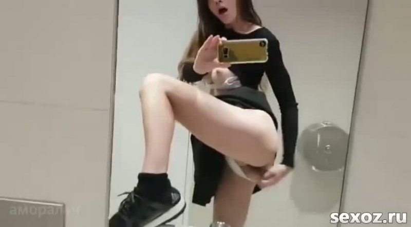 Девушка с шикарными сиськами дрочит в туалете