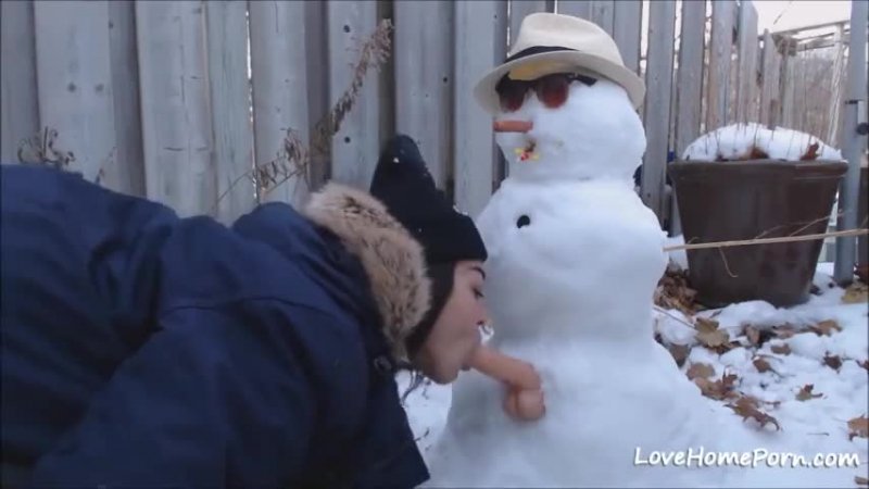 Девушка слепила ебаку из снега и самотыка