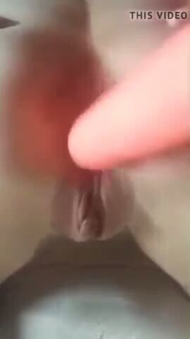 Довел подругу до оргазма трахнув дилдаком анус