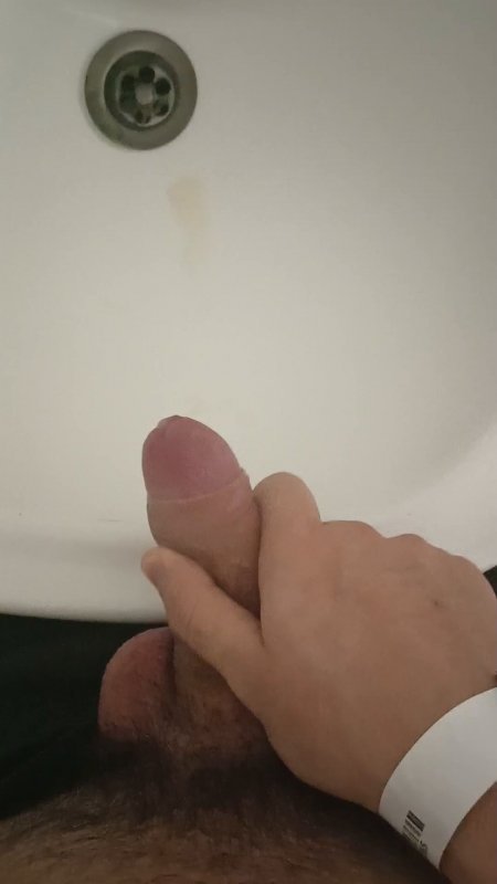 Дрочу маленький писюн и кончаю в раковину