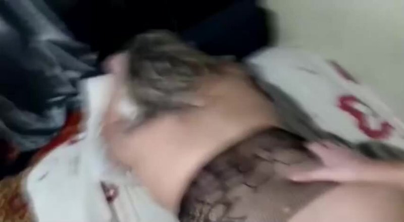 Ебет жену раком в презике и она кайфует