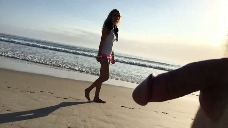 Эксгибиционист пытается снять телку на пляже