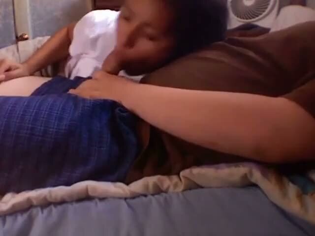 Хотела продлить прелюдию минетом а он уже кончил