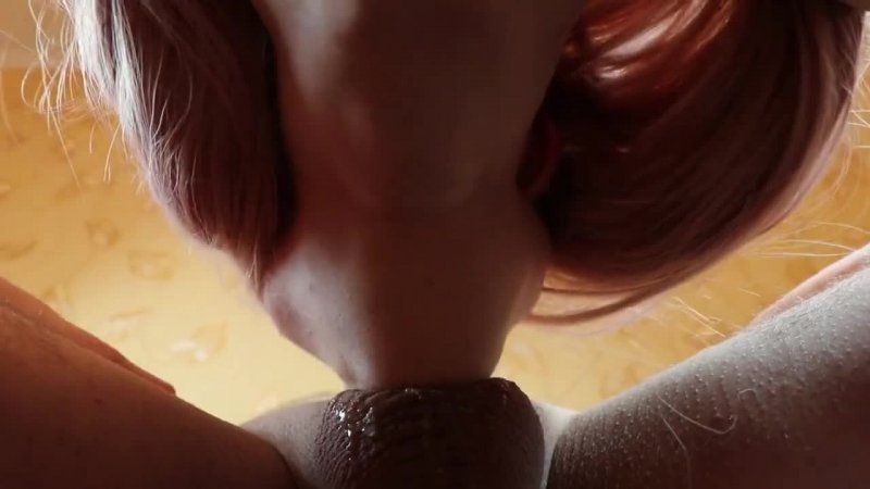 Интересный ракурс глубокого отсоса от молодой минетчицы