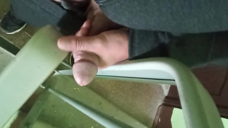 Кончил в подьезде