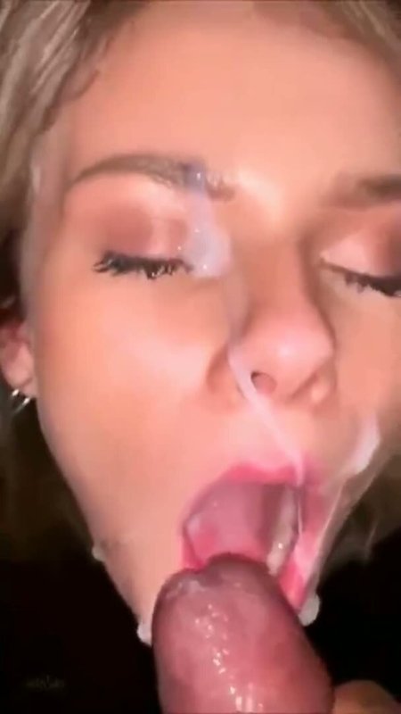 Красивая блондинка сосет негру