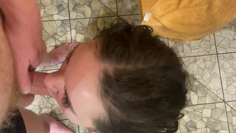 Красивая девушка сосёт длинный ствол своего приятеля