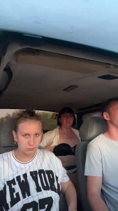 Кума показывает сиськи на заднем сиденье авто