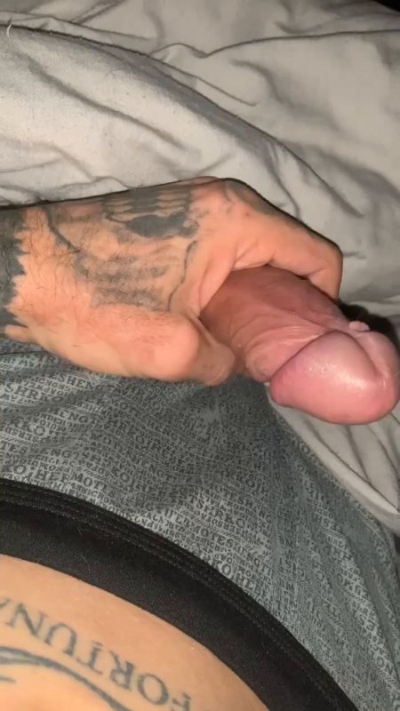 Мастурбирую на диване