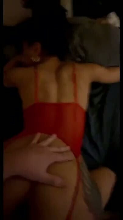 Милфа течет от секса в попу