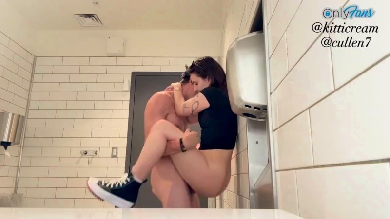 Минет и трах в туалете