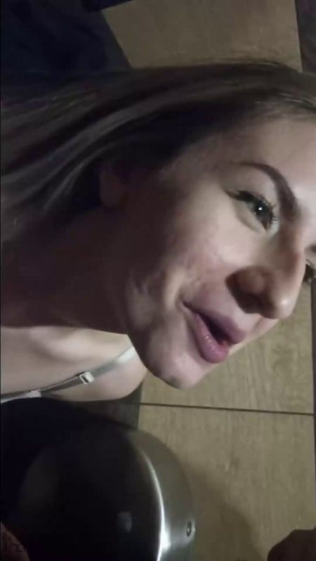 Минет в женском туалете от подруги с окончанием на штаны