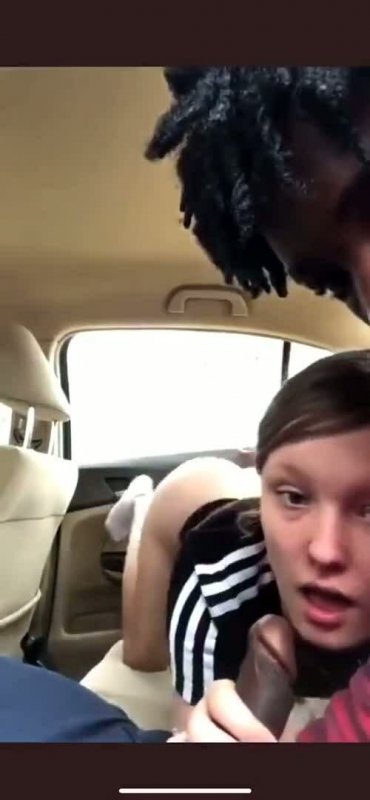 Молодая брюнетка делает негру минет в машине