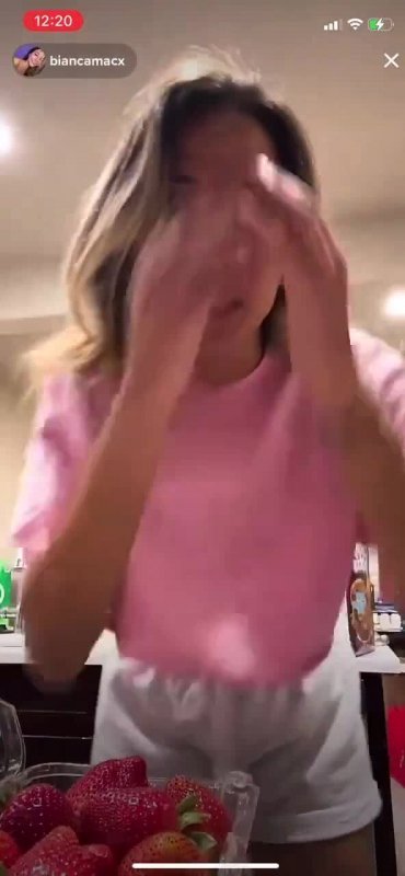 На секунду показалась сисечка из под футболки