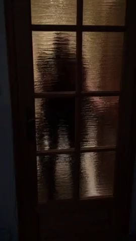 Наблюдает через двери как ебут его жену