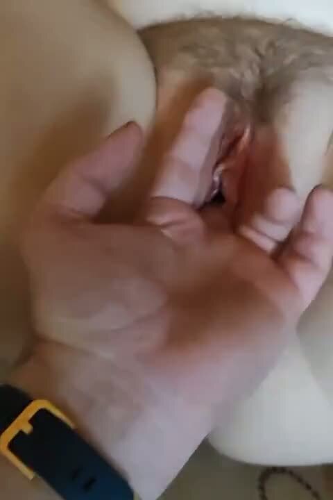 Натруженная пися девушки очень любит когда с ней играют