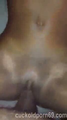 Негр трахает бритую киску жены и снимает крупным планом