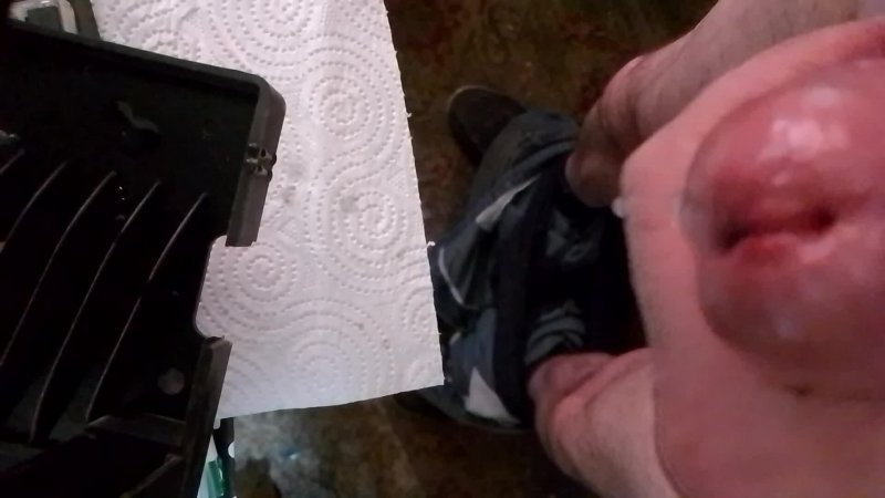 Обильно кончил я на пол и от души отлегло