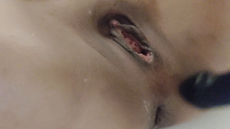 Одной секс игрушкой ласкает обе свои дырочки