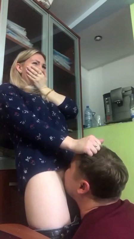 Отлизывает коллеге прямо на работе