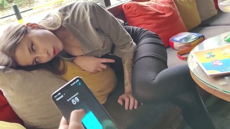 Пара эксперементирует с вибратором в киске в ресторане