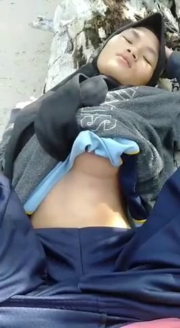 Парень аналит азиатку на свежем воздухе