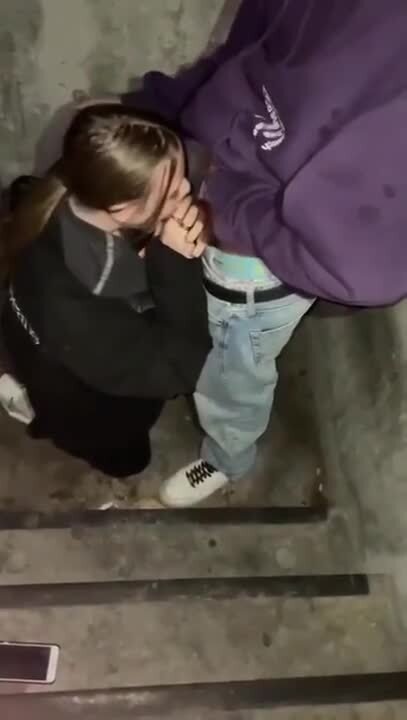 Парень даёт в ротик молодой шлюхе в подвале