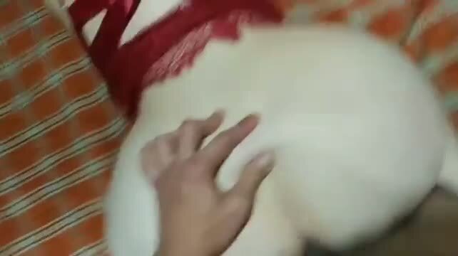 Парень грубо трахает шлюху раком