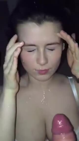 Парень кончает на мило лицо подруги