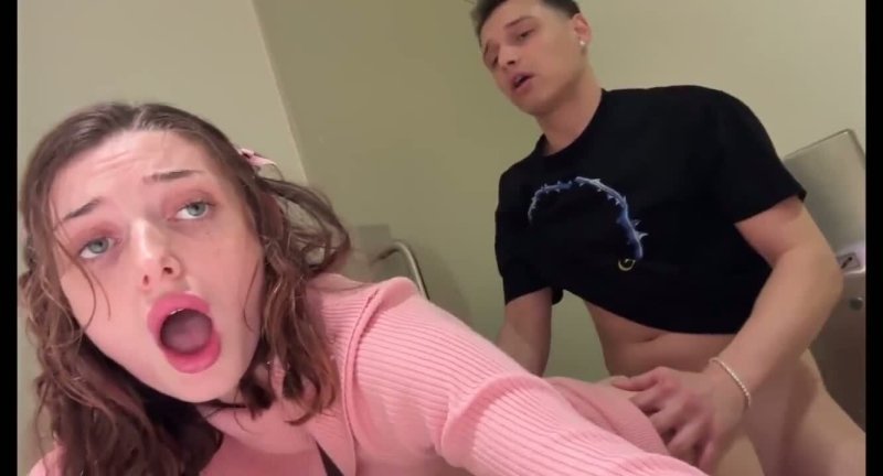 Парень обоссал тёлку в туалете выебал и обкончал лицо