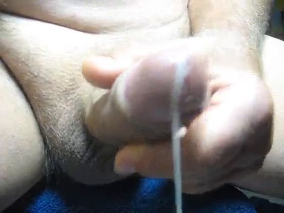 Писюн дрочил пока тот спермой не выстрелил