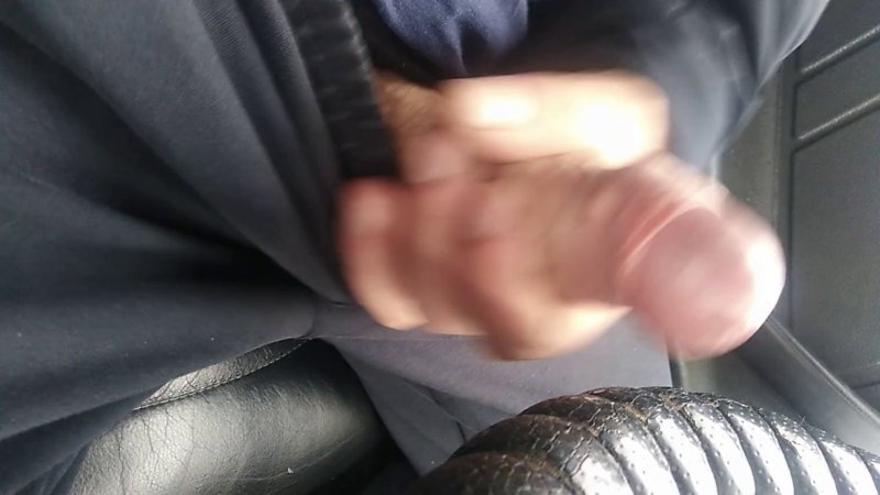 Пока в пробке стоял решил член подрочить