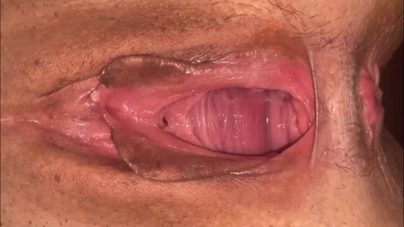 Показала крупным планом пульсирующую киску