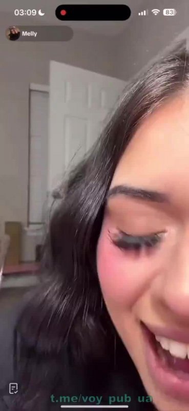 Поправила прическу и засветила сиськи