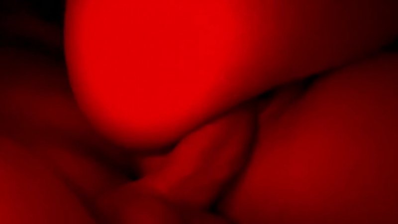 Присунул спящей под одеялом