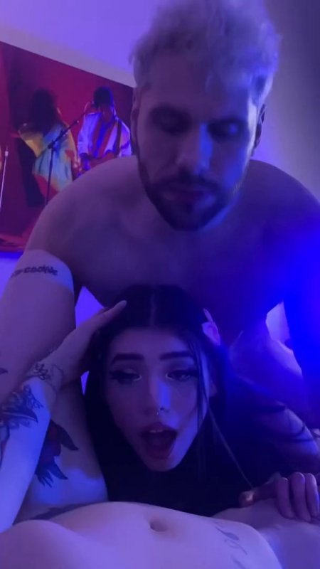 Привела красотку шлюху для мужа