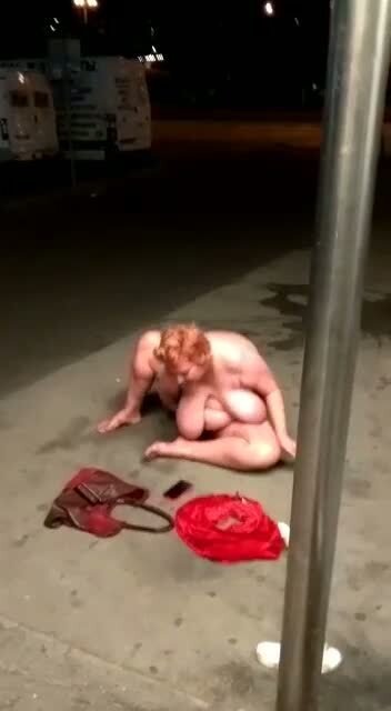 Пьяная зрелая женщина мастурбирует на улице