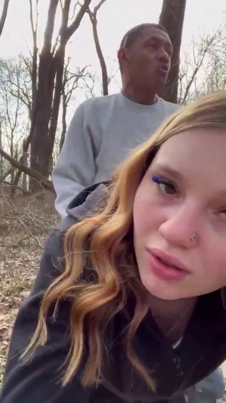 Раком встала на природе чтобы нигер кончил на попу