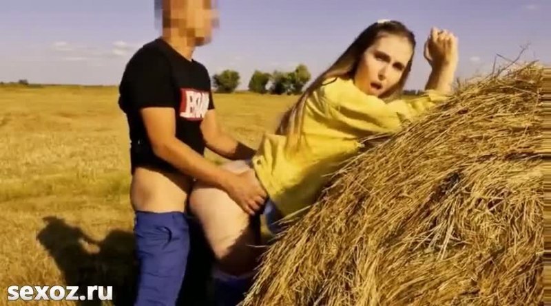 Ребята из деревни записали порно в поле у сена