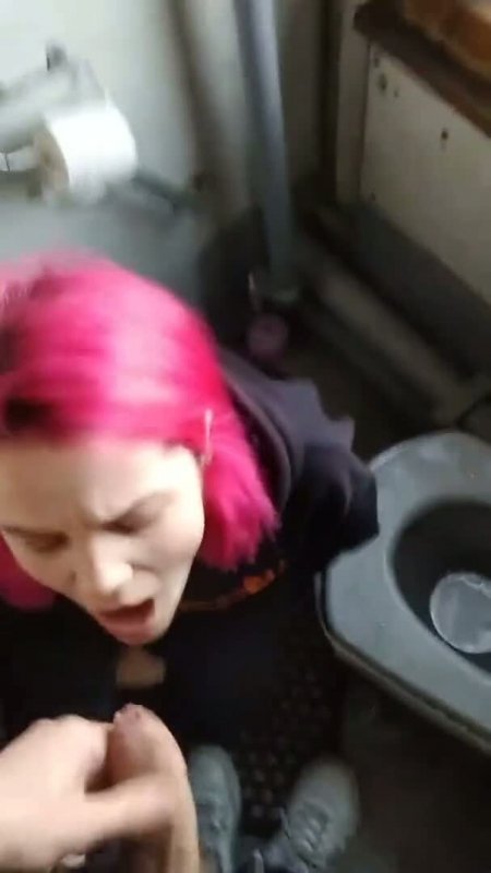 Россиянка сосёт член в туалете электрички